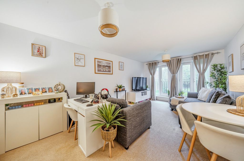 Property photo 3 of 19 1400953-18-696916...