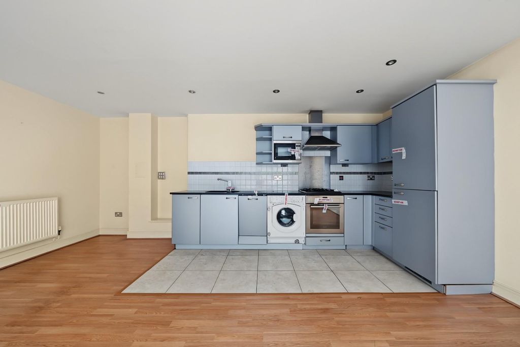 Property photo 3 of 10 Kitchen