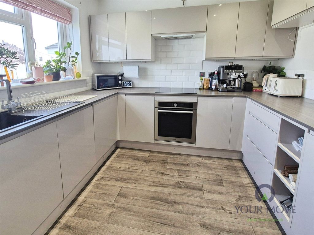 Property photo 3 of 23 Kitchen
