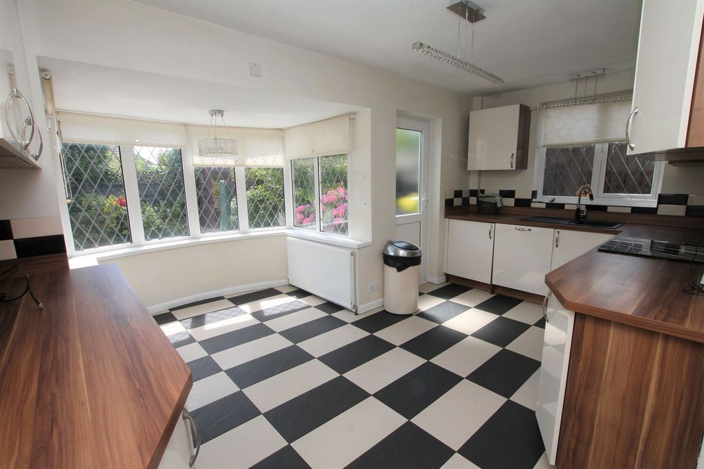 Property photo 3 of 17 Kitchen