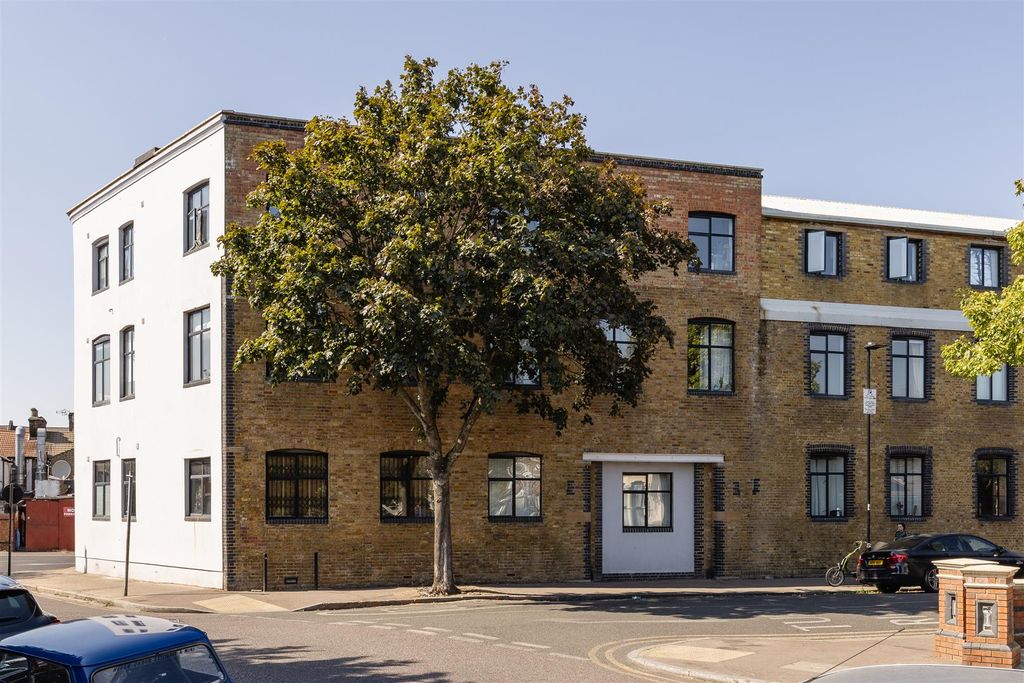 Property photo 1 of 22 Jedburgh Road, E13