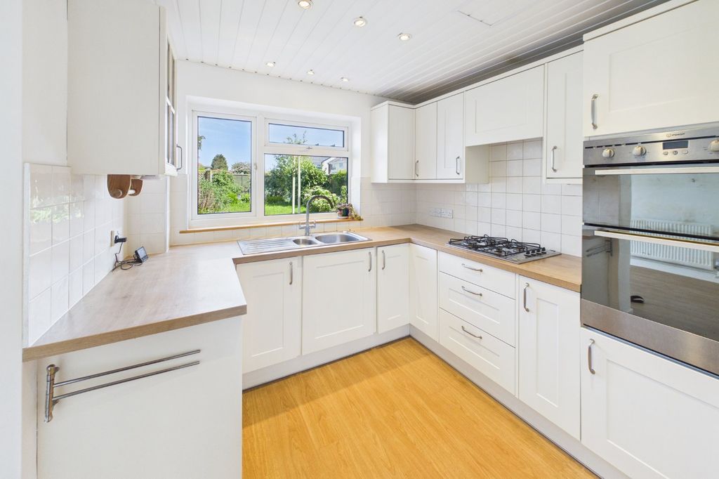 Property photo 3 of 14 Kitchen