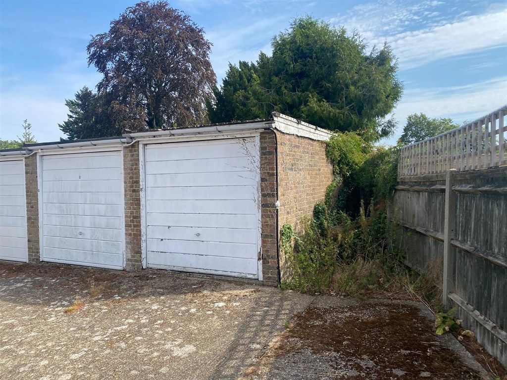 Property photo 3 of 5 Garage 6 The Paddocks 3.Jpg