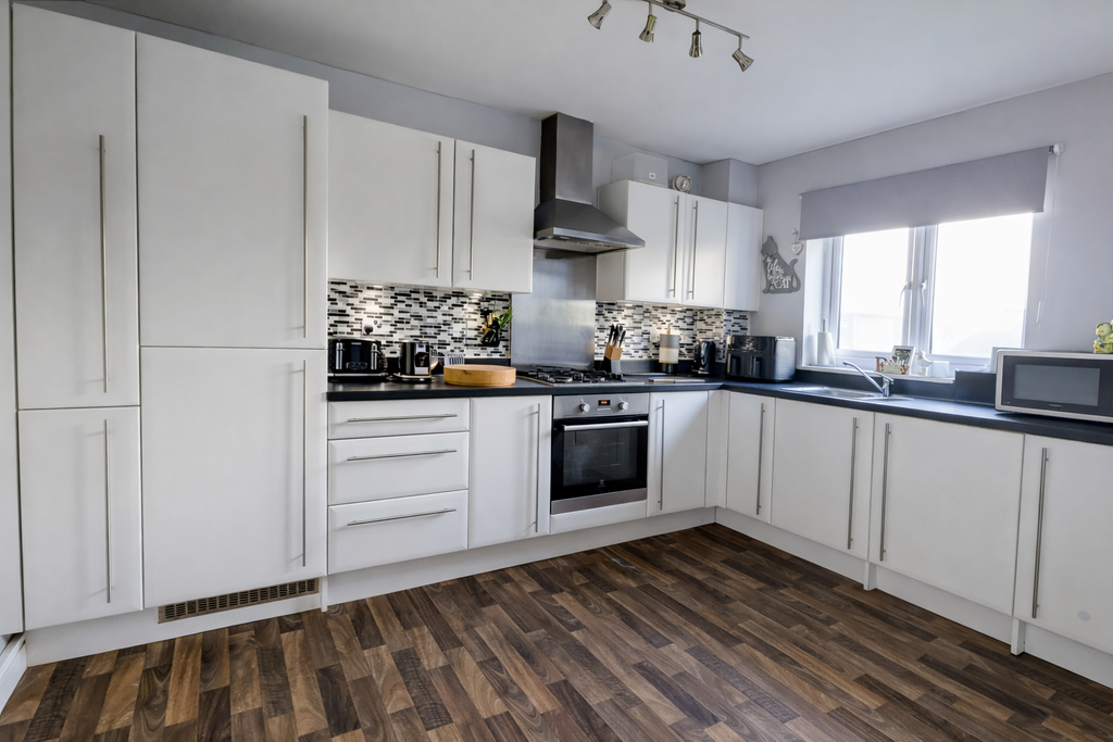 Property photo 3 of 19 Kitchen