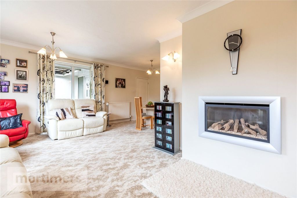 Property photo 2 of 31 Living Room