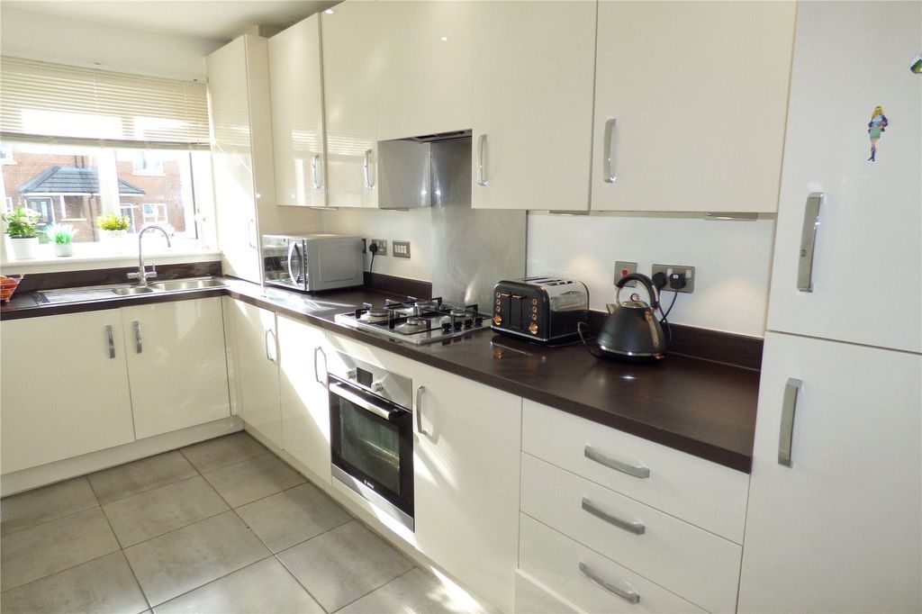 Property photo 2 of 10 Kitchen