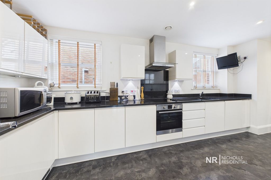 Property photo 3 of 17 Kitchen
