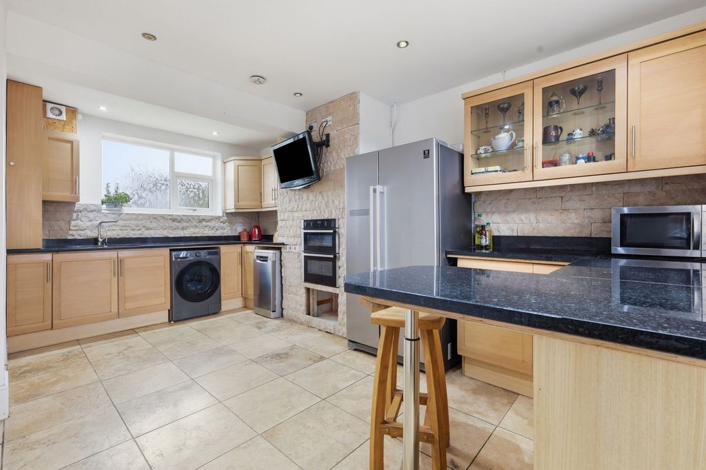 Property photo 2 of 24