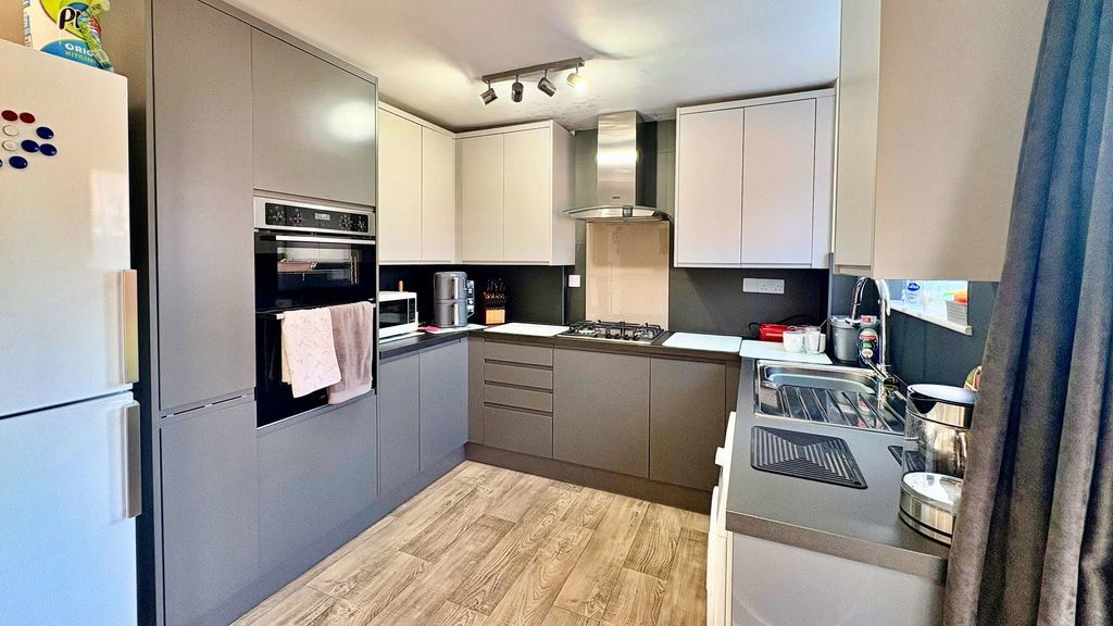 Property photo 3 of 12 Photo 6