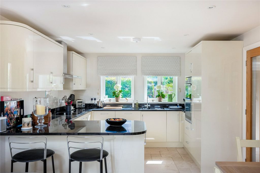 Property photo 3 of 11 Kitchen
