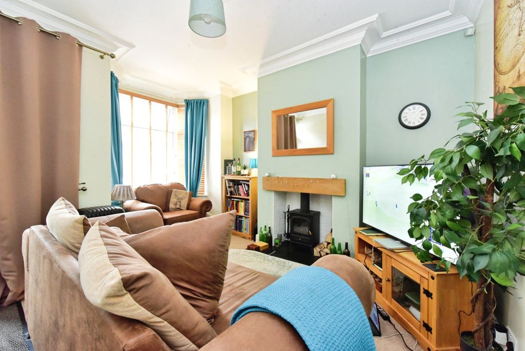 Property photo 1 of 11 Living Room