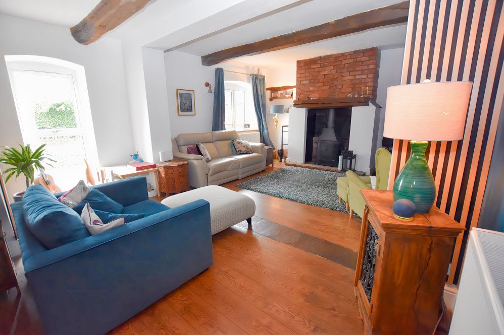 Property photo 3 of 31 Lounge 1