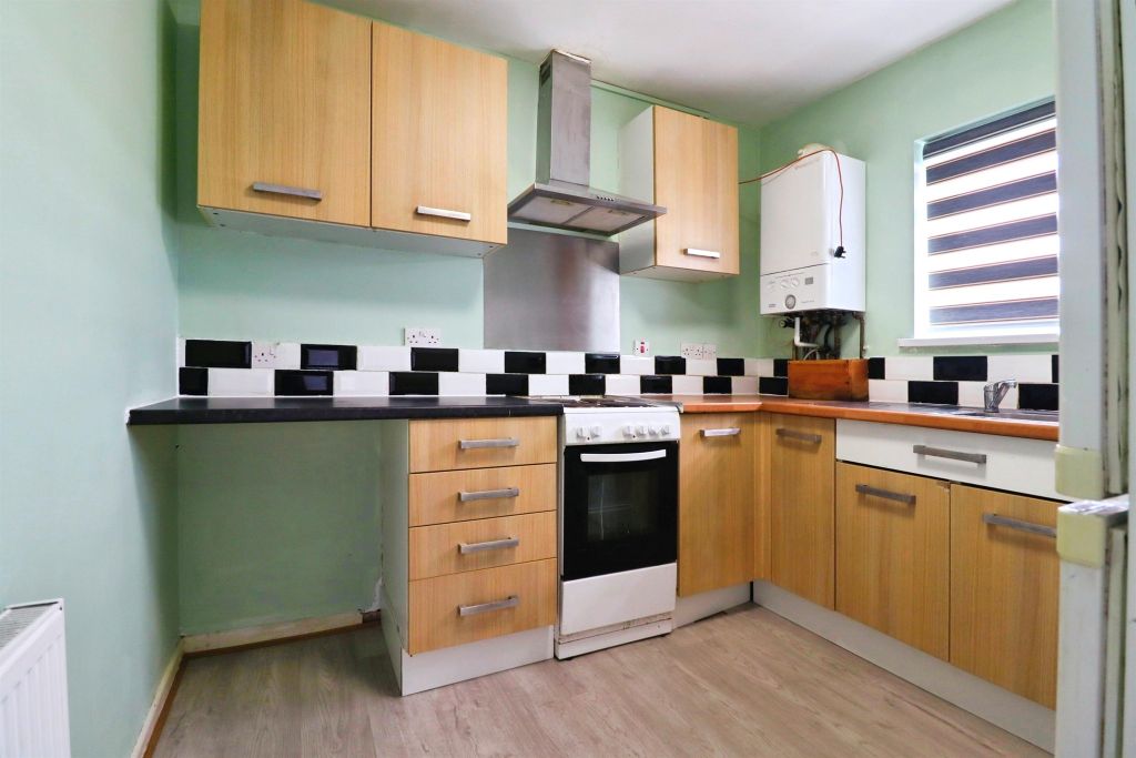 3 bed flat for saleCountisbury Avenue, Llanrumney, Cardiff CF3 photo 4