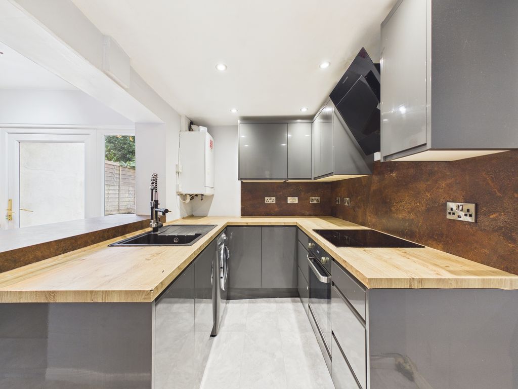 Property photo 3 of 9 Kitchen