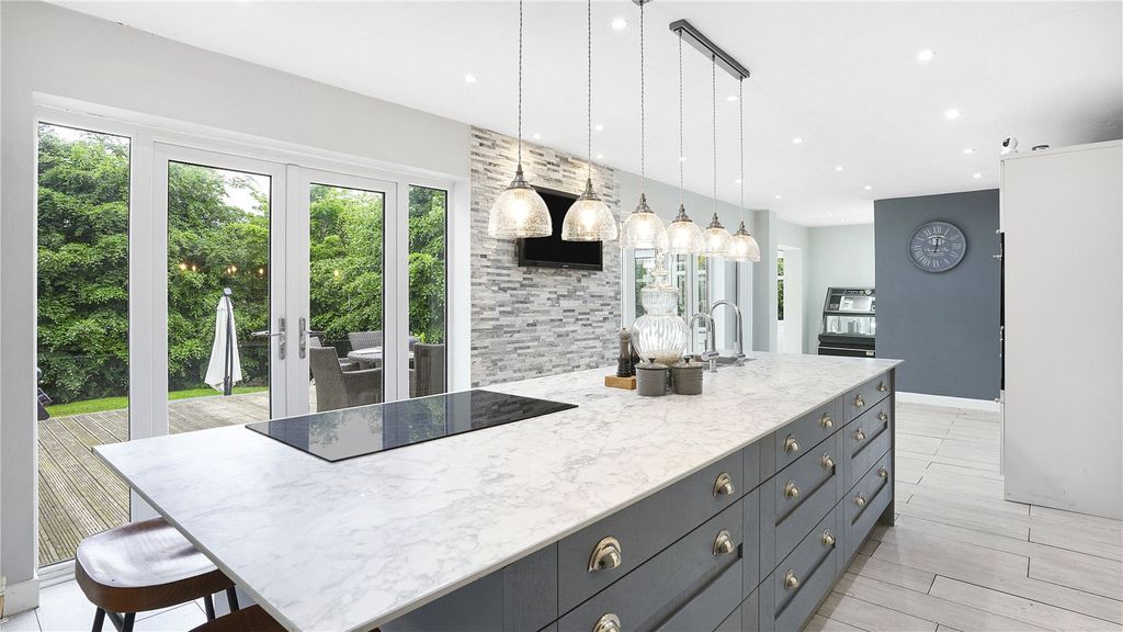 Property photo 3 of 37 Picture No. 16