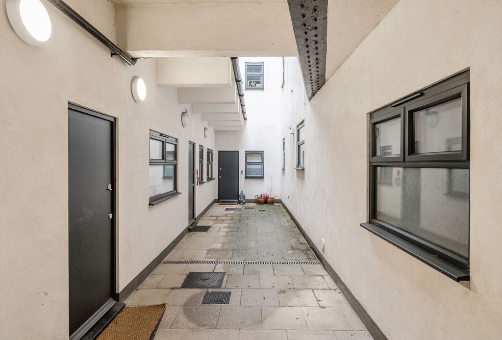 Property photo 1 of 13 1409398-2-6985d84...