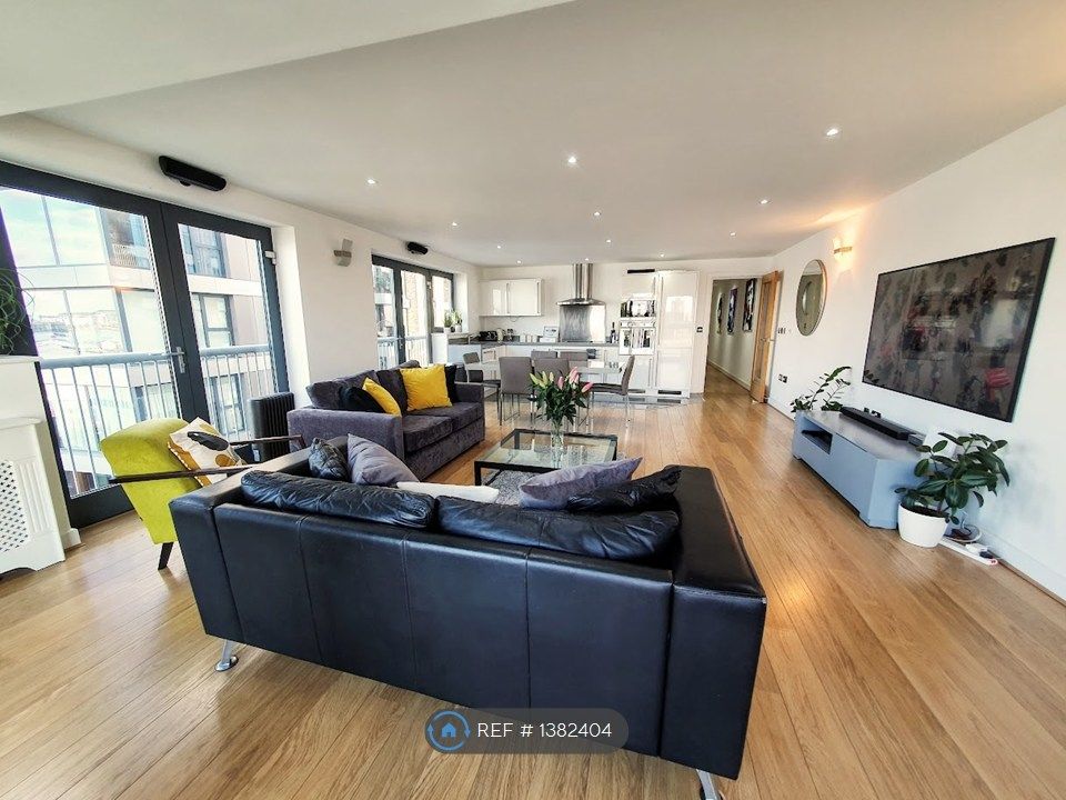 Property photo 1 of 34 Spacious Open Plan Lounge