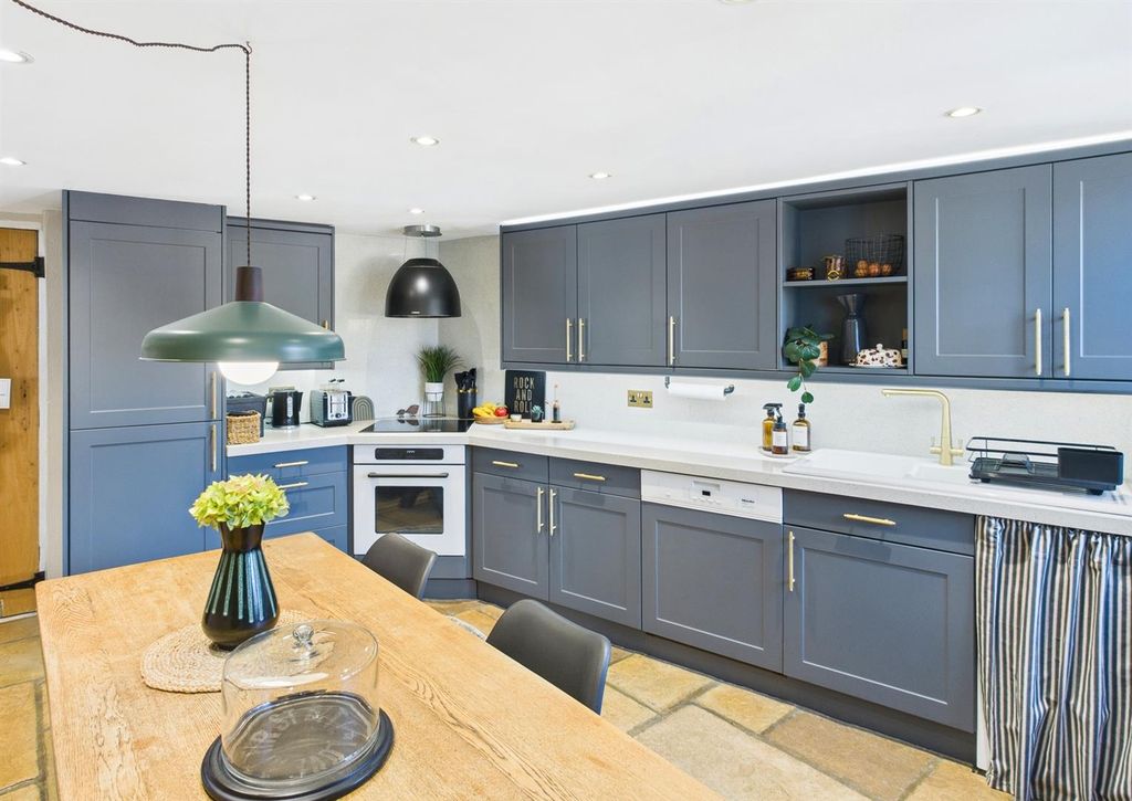 Property photo 2 of 38 Kitchen Units.Jpg