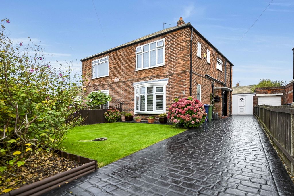 Property photo 1 of 18 North View Redcar