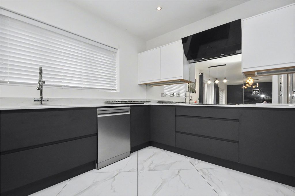 Property photo 3 of 22 Picture No. 16