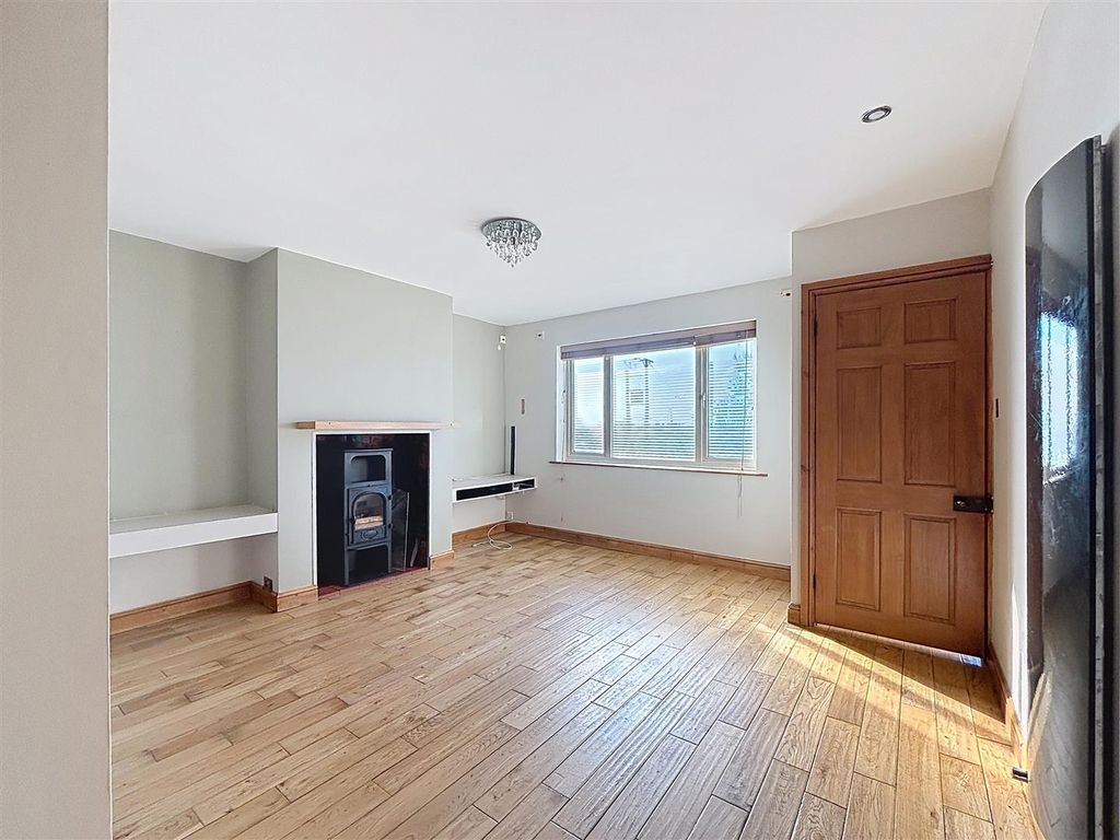 Property photo 3 of 19 Lounge