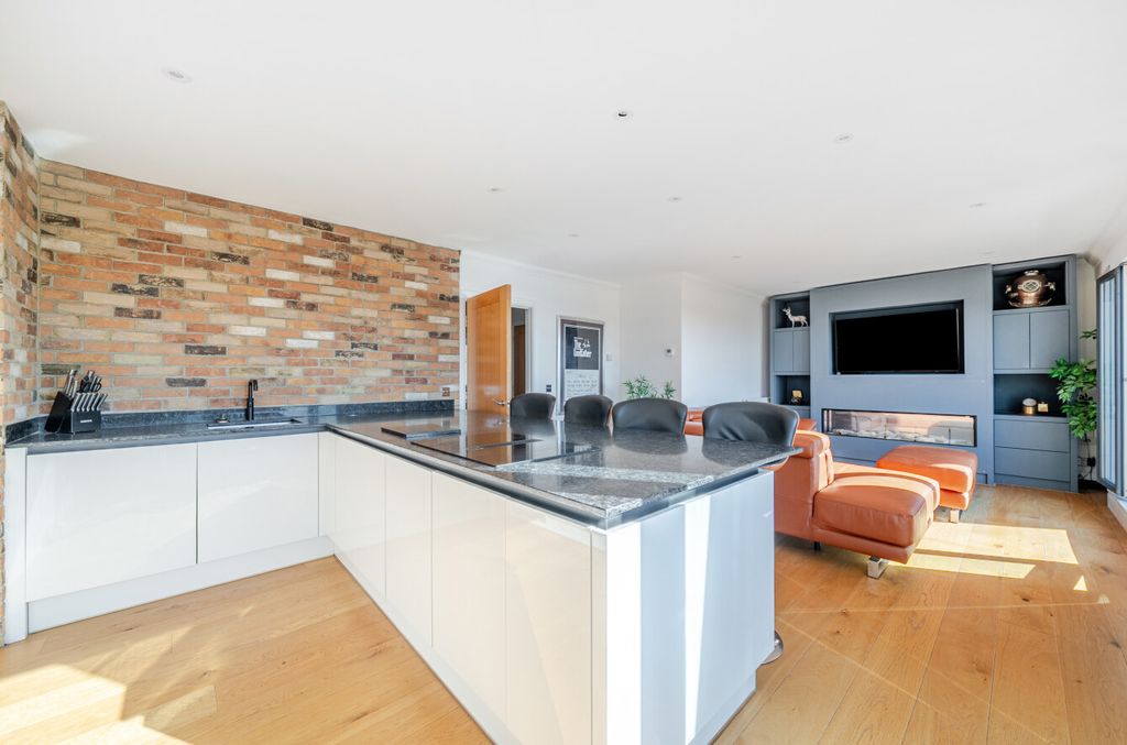 Property photo 3 of 10 Kitchen/Lounge