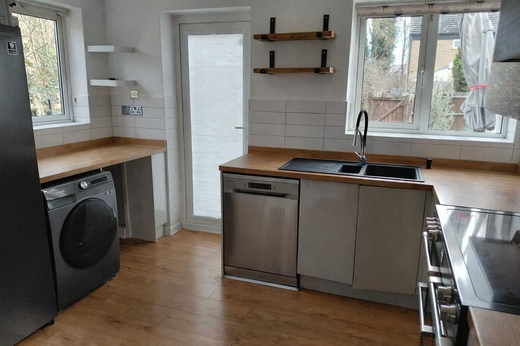 Property photo 3 of 15 Kitchen 2.Jpeg