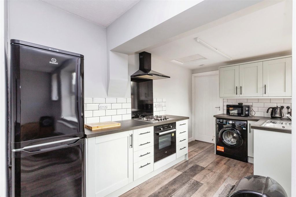 Property photo 1 of 8 Kitchen