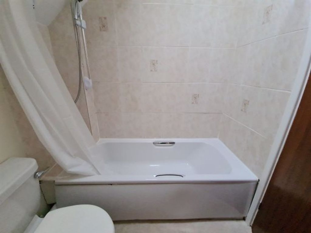 Property photo 3 of 5 Bright, Clean Bathroom With A Full Bathtub And Wal...