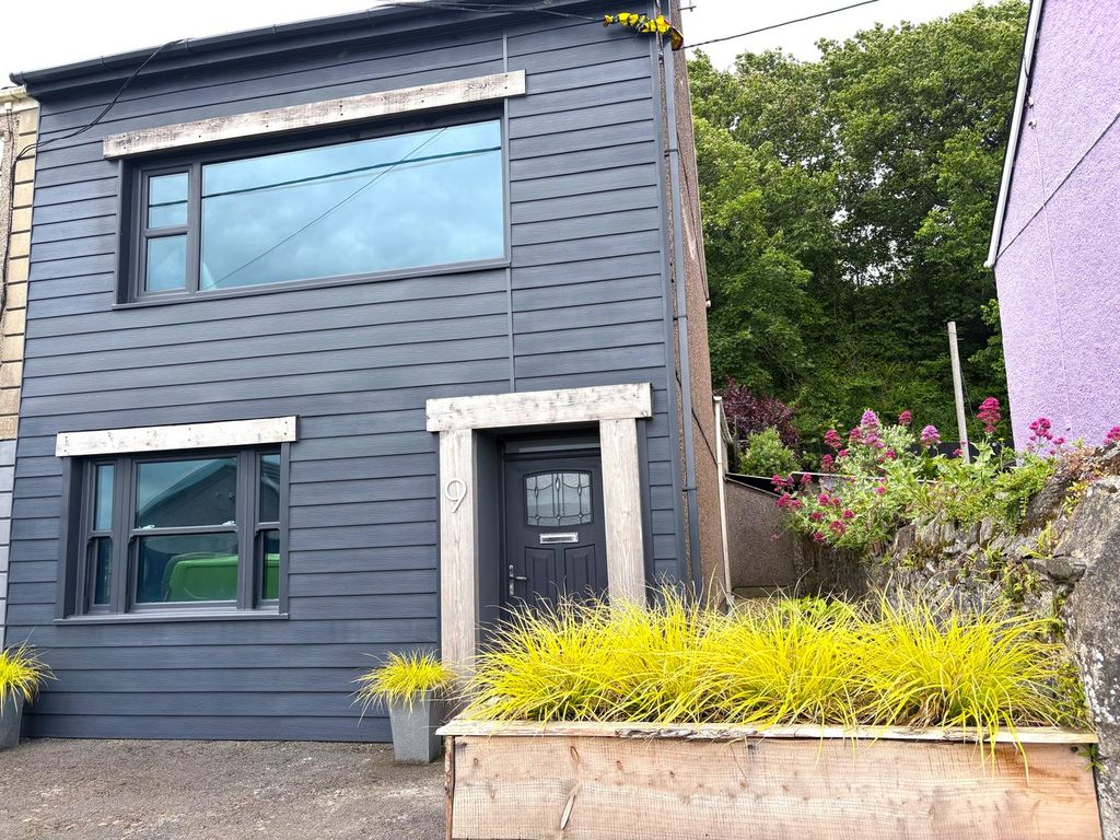 Property photo 1 of 32
