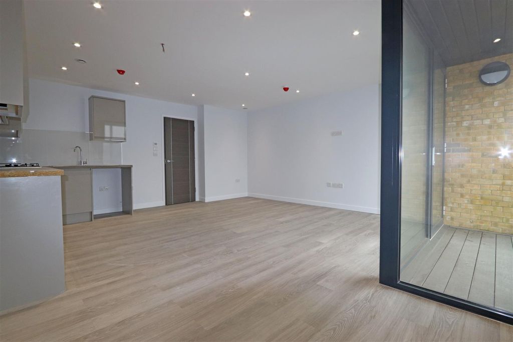 Property photo 2 of 8 Kitchen-Lounge