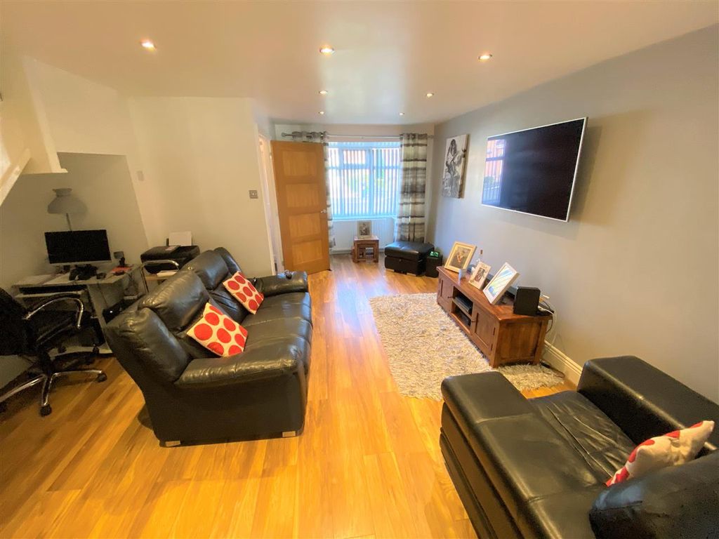 Property photo 2 of 11 Lounge