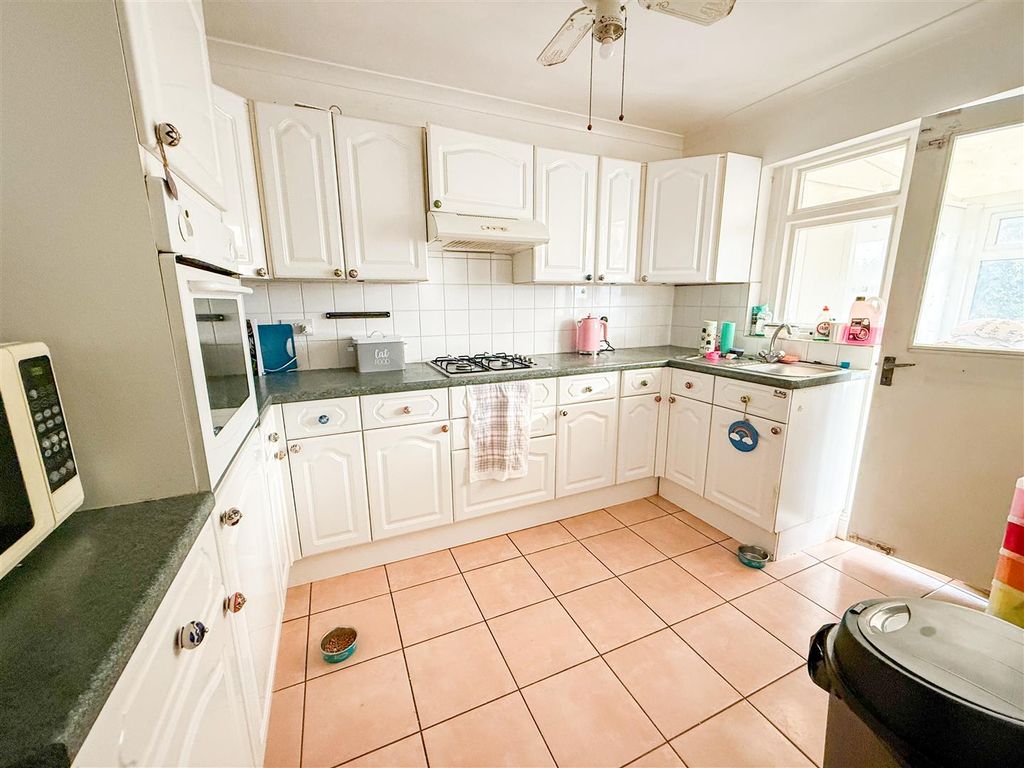 Property photo 2 of 14 Kitchen