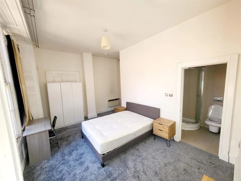 Property photo 3 of 10 Bright And Spacious Master Bedroom With A Comforta...