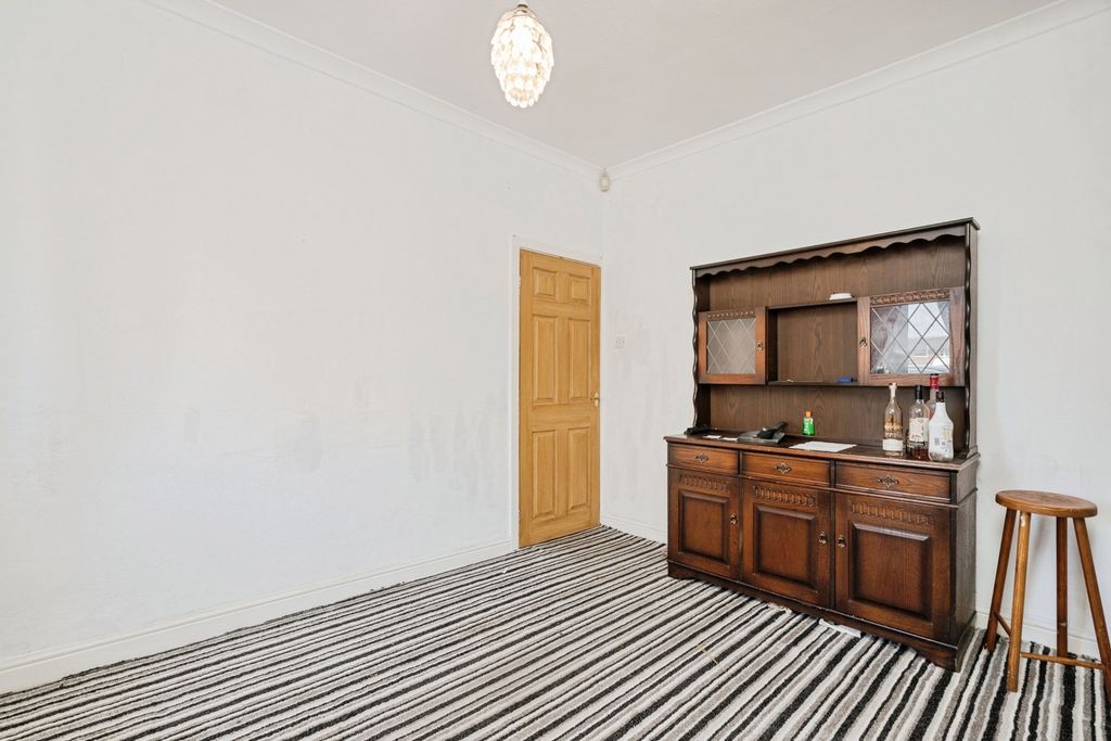 Property photo 3 of 16 Lounge