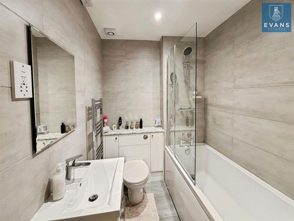 Property photo 3 of 11 Bathroom