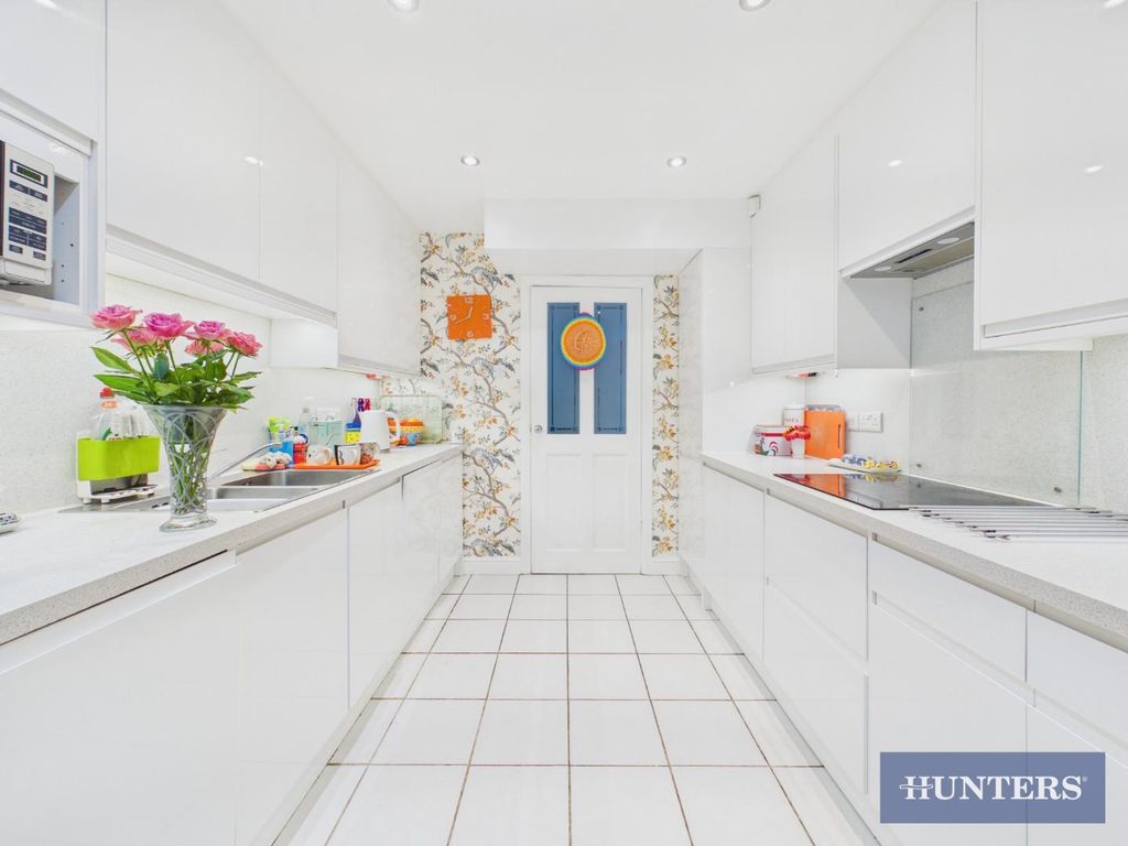 Property photo 3 of 17 Kitchen