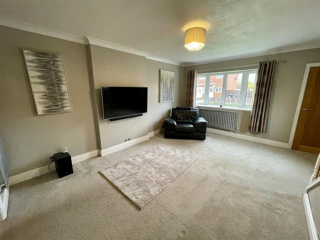 Property photo 2 of 16 Lounge