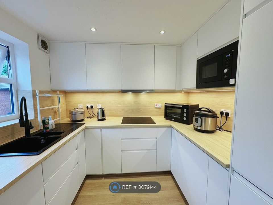 Property photo 3 of 17 Kitchen