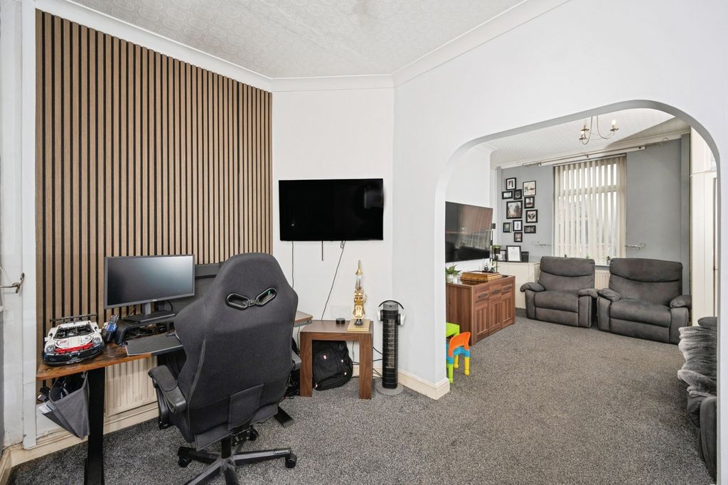 Property photo 2 of 17 Photo