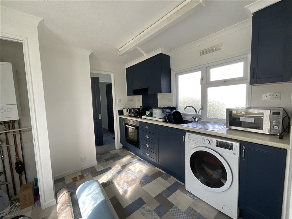 Property photo 2 of 7 Kitchen