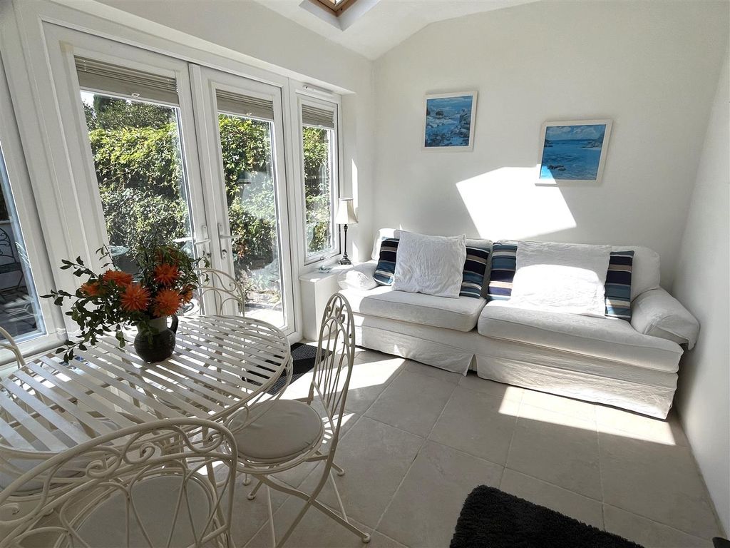 Property photo 2 of 21 Entrance Room.Jpg