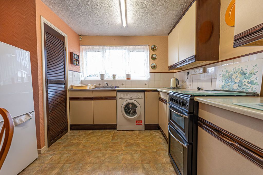 Property photo 2 of 27