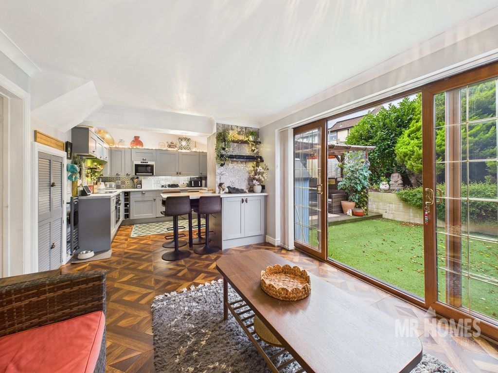 Property photo 2 of 39