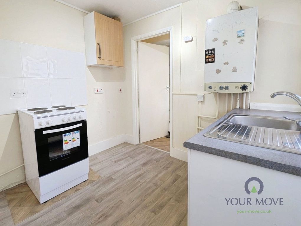 Property photo 3 of 11 Kitchen