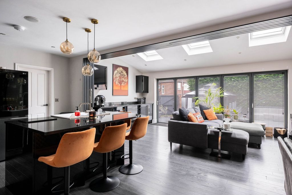 Property photo 1 of 28