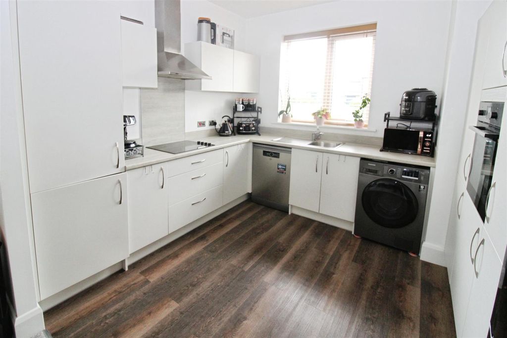 Property photo 2 of 20 Dining Kitchen