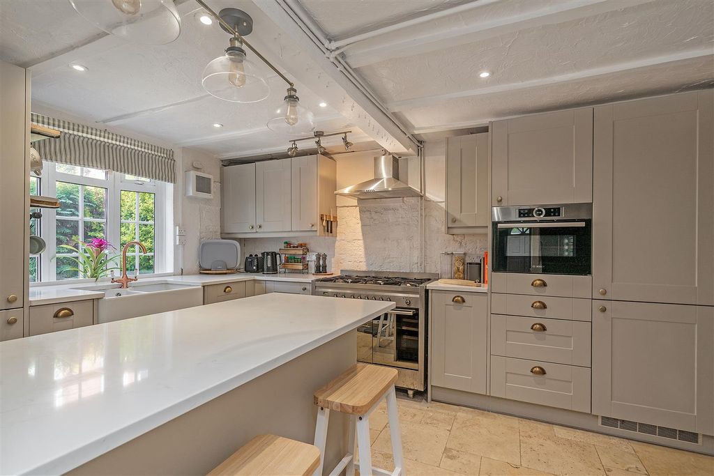 Property photo 2 of 14 78 Fentham Road_9.Jpg