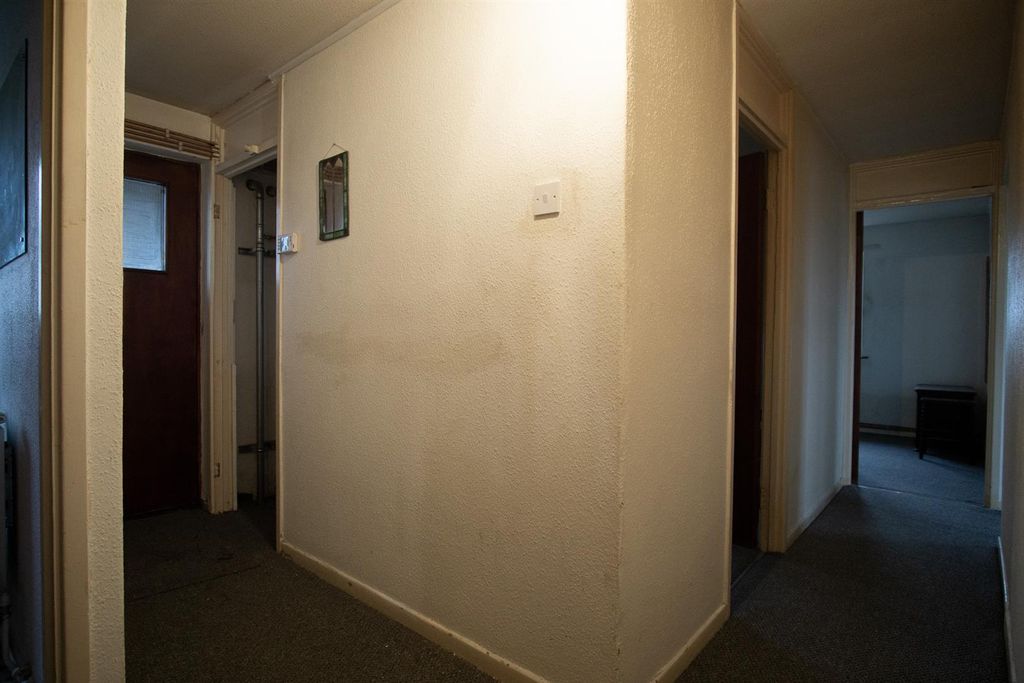 Property photo 2 of 8 Hallway