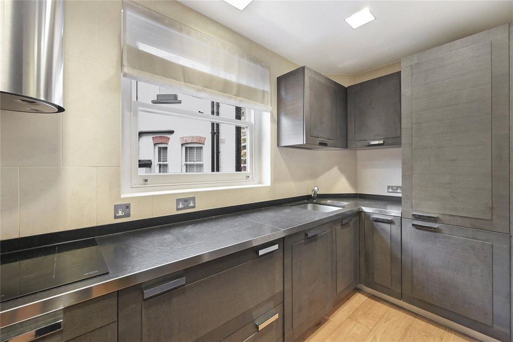 Property photo 3 of 9 Kitchen